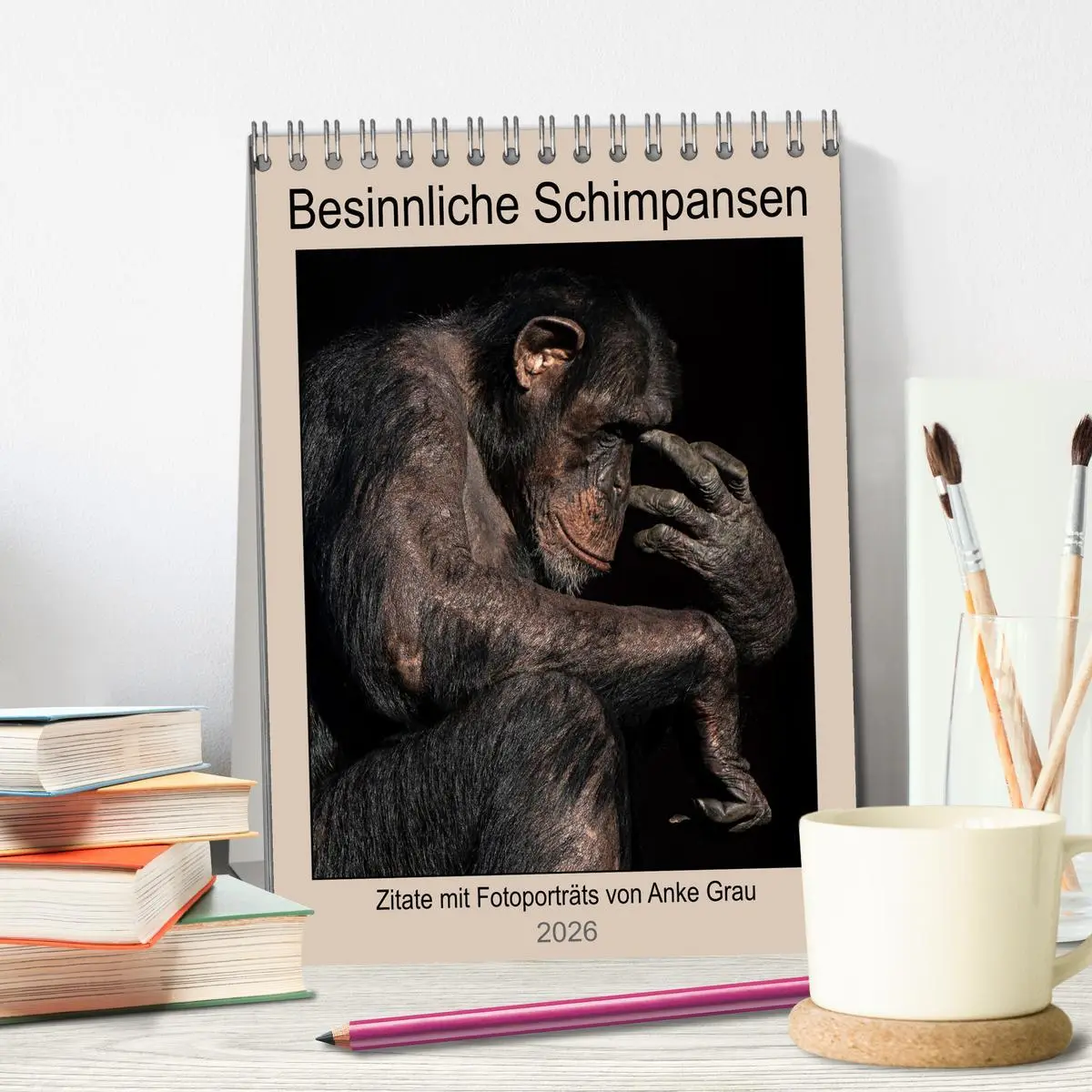 Bild: 9783516370492 | Besinnliche Schimpansen (Tischkalender 2026 DIN A5 hoch), CALVENDO...