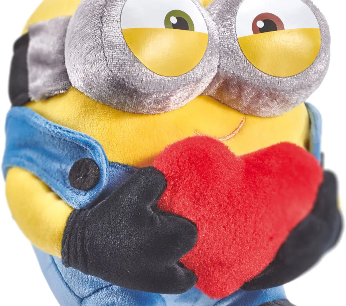 Bild: 4001504428792 | Minions, Bob mit Herz, 22 cm | Plüschspielzeug | Polybeutel | 42879