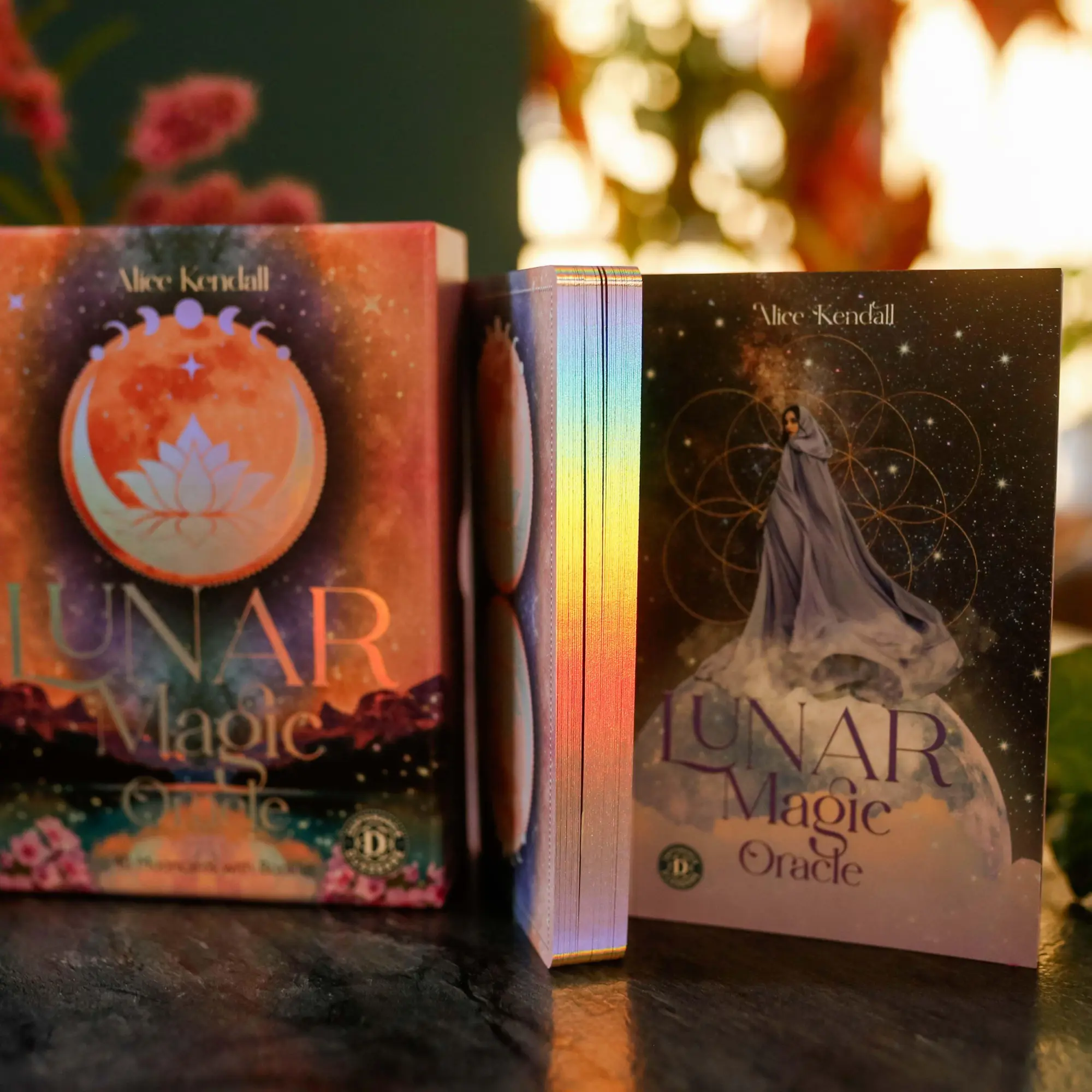 Bild: 4250375110293 | Lunar Magic Oracle - 40 Mooncards with Booklet (English) | Kendall