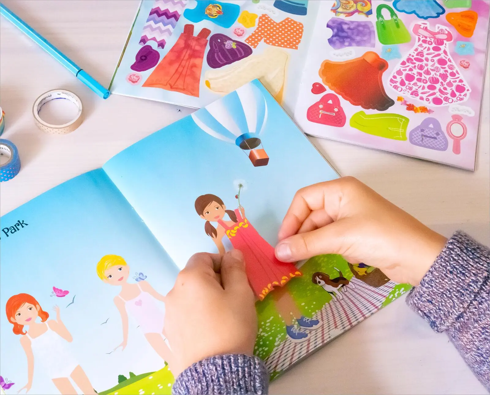 Bild: 9783845841793 | Mini-Sticker-Anziehpuppen - Party-Girls | Über 150 Sticker | Buch