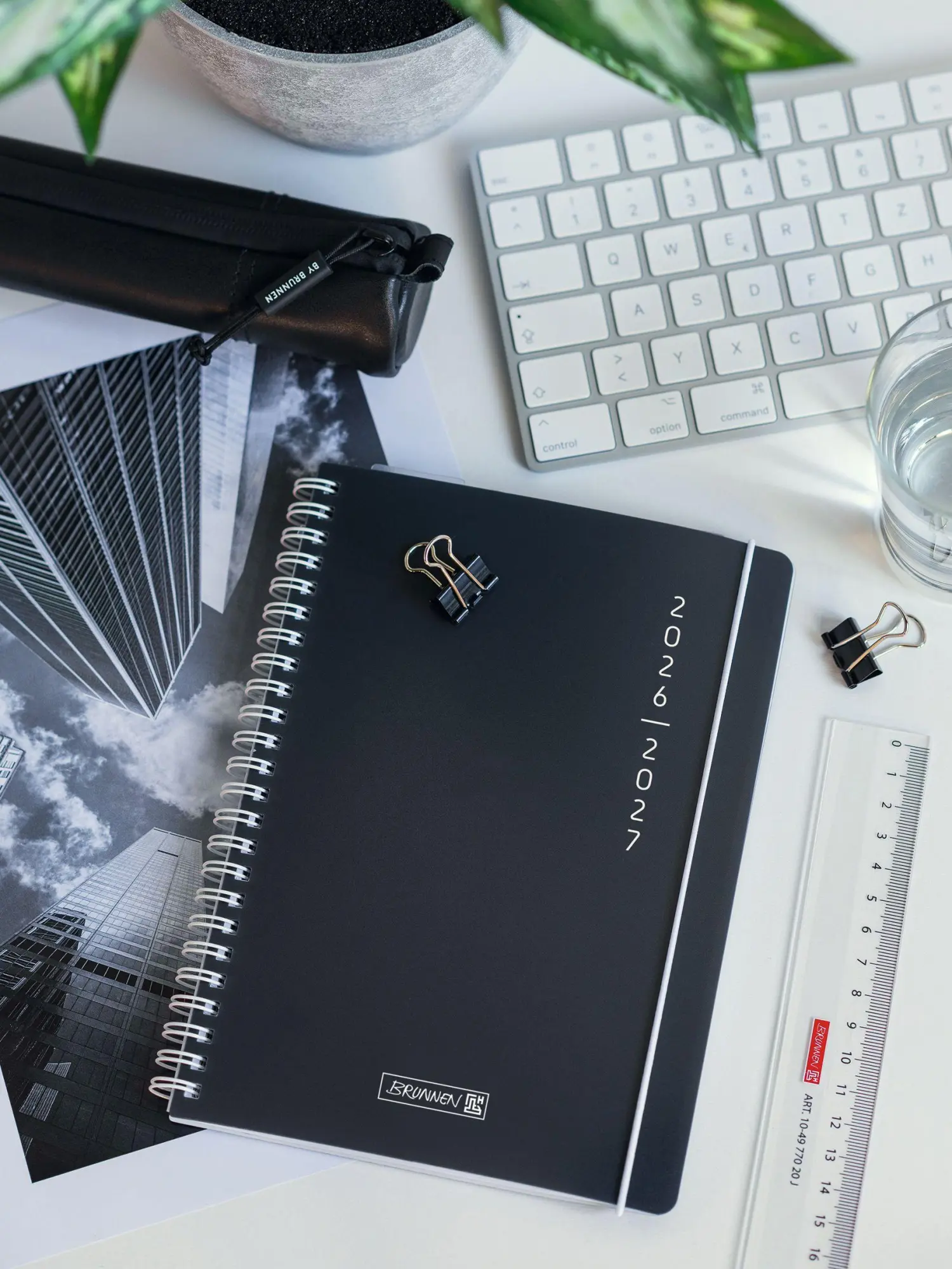 Bild: 4061947156393 | Schülerkalender 2026/2027 "Plain Black" A5, Kunststoff | Buch | 208 S.