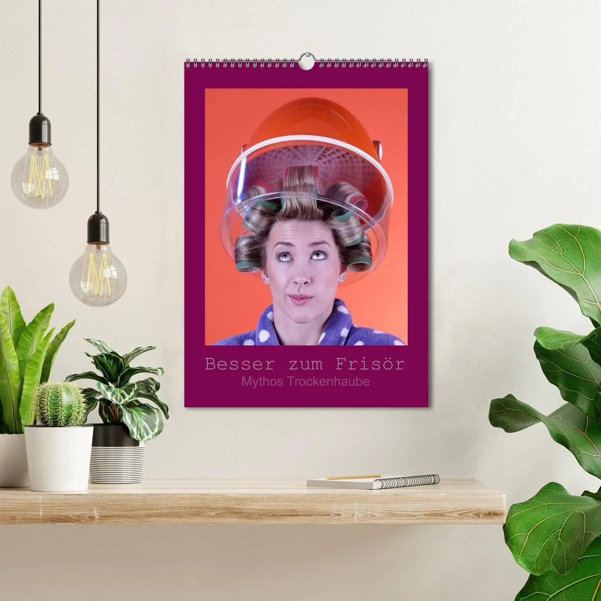 Bild: 9783516682298 | Besser zum Frisör - Mythos Trockenhaube (Wandkalender 2026 DIN A3...