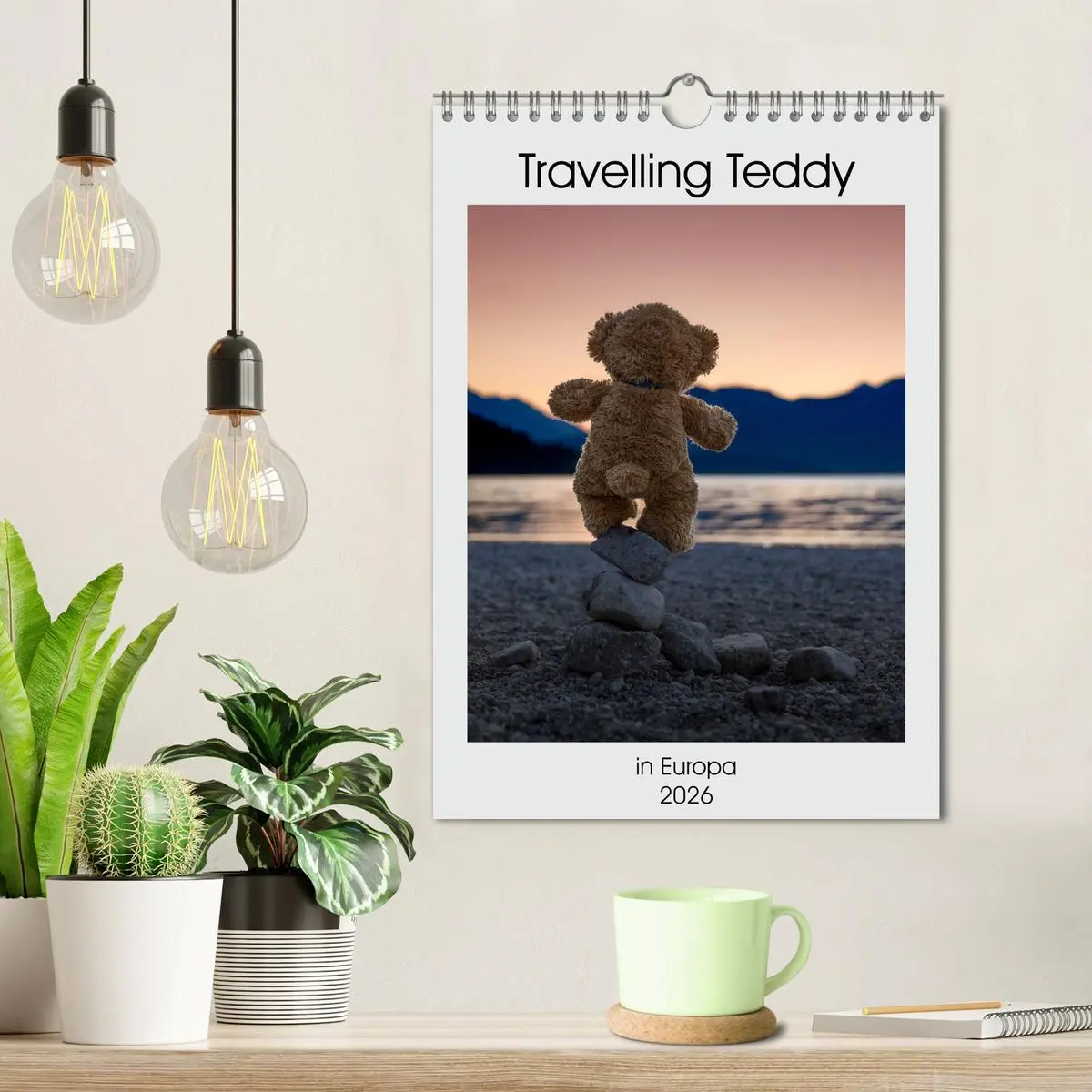 Bild: 9783516409598 | Travelling Teddy in Europa (Wandkalender 2026 DIN A4 hoch),...