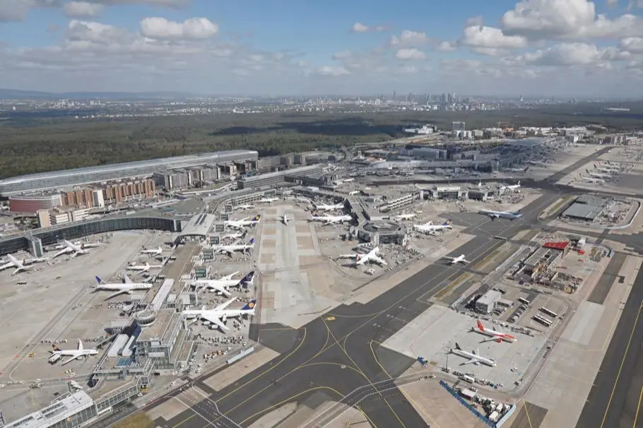 Bild: 9783964530899 | Flughäfen von oben | Airports der Welt aus aufregender Perspektive