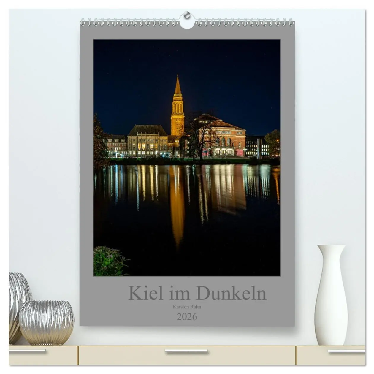 Cover: 9783516366099 | Kiel im Dunkeln. (hochwertiger Premium Wandkalender 2026 DIN A2...